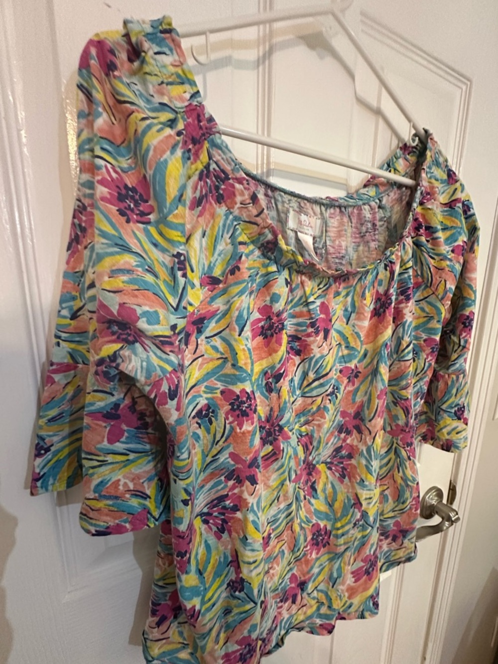 💞 Colorful Floral Off-Shoulder Women’s Top 🩵